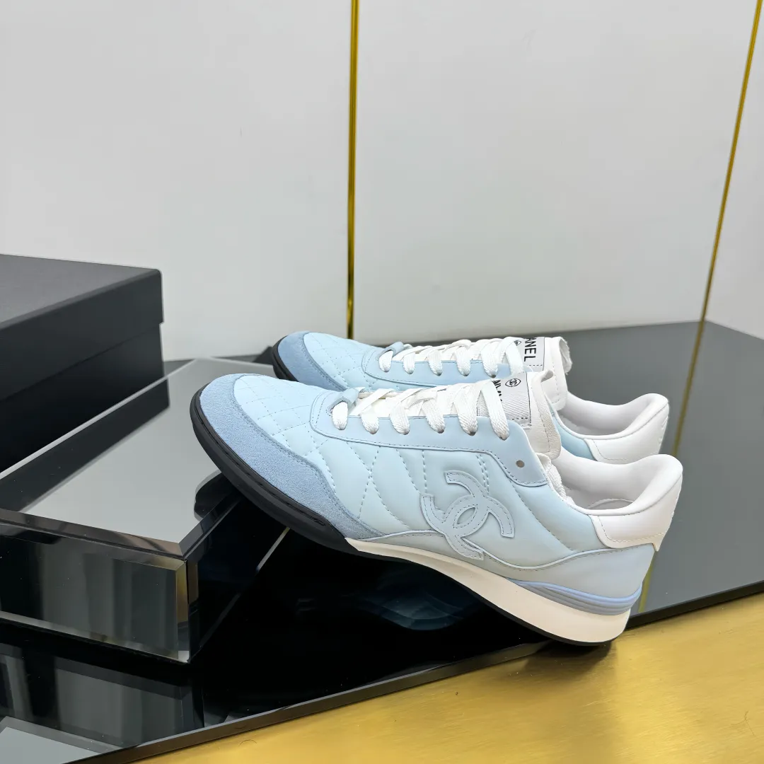 👟👟Ex-factory price 600👟👟 Top version Chanel Chanel - 2025 counter top casual sports shoes. This classic design; the upper is electro-embroidered with a variety of techniques; the outsole is fashionable and sporty; it is extraordinary and incorporates a variety of color matching elements... The diversified mix and match is very beautiful and versatile, and can be used for leisure, fashion, sports and outdoor... ꫛꫀꪝ Go➫ Material: ❶Upper is made of: original imported mercerized velvet + double-layer breathable mesh ❷Inside is made of: original imported breathable mesh ❸Outsole is based on: original TPU combination outsole Counter boutique packaging complete set for women 35–41 👉